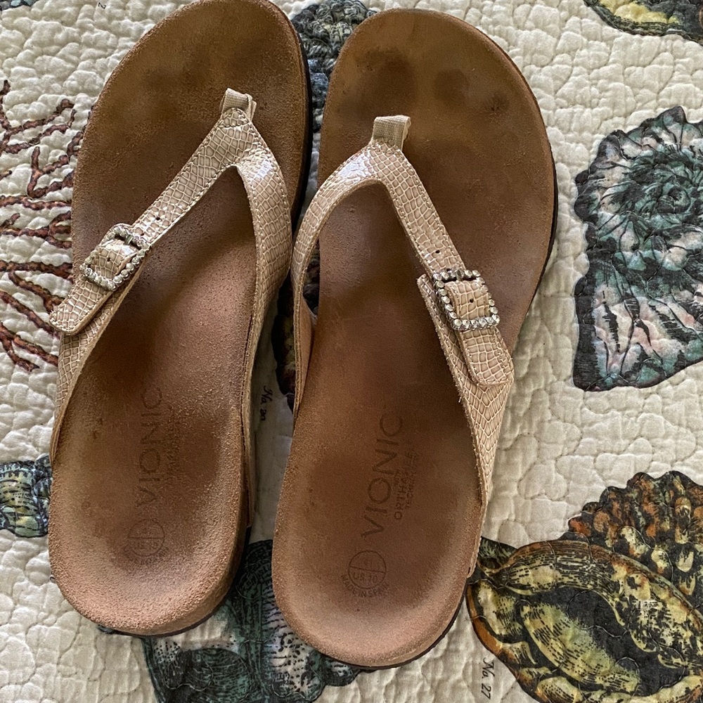 Vionic Women's Beige Textured Sandals